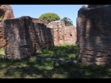 07094 ostia - regio i - insula xii - botteghe (i,xii,7) - westseite - 2. raum von sueden - bli ri nordosten - 06-2024.jpg